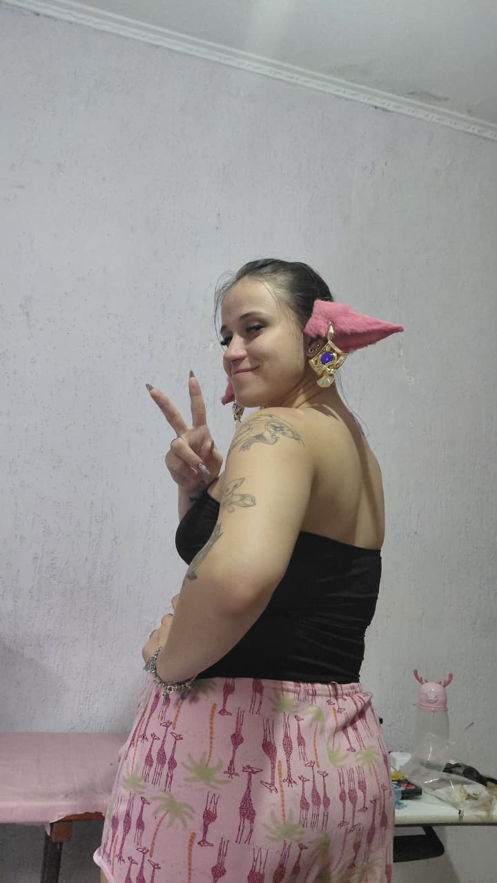 Bárbárá sorrindo e fazendo sinal de paz